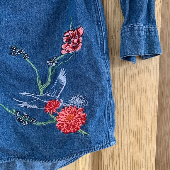 Cute jean dress with flower details - Picture 3 of 7